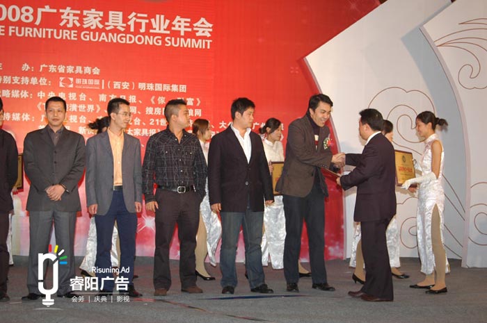 企業(yè)為什么有必要策劃年度表彰大會(huì)？該如何策